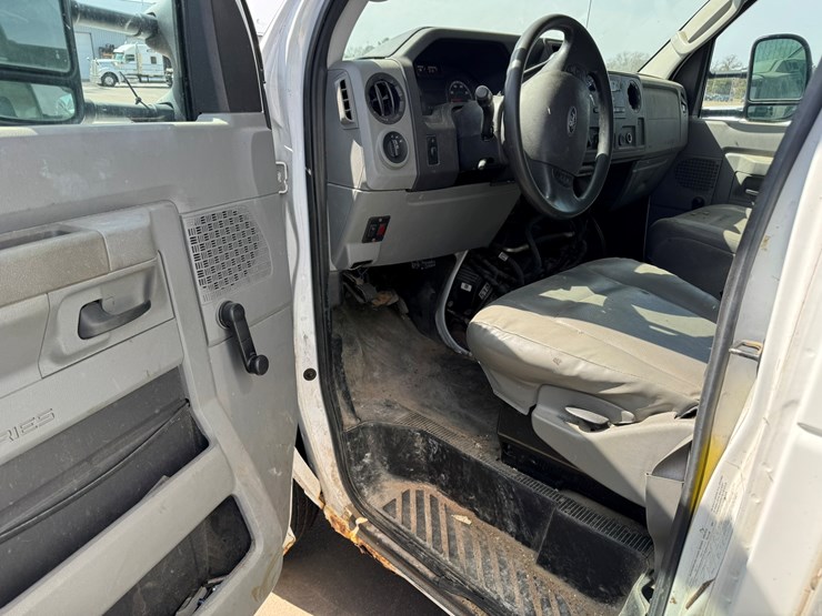 2010-ford-e350-image-26