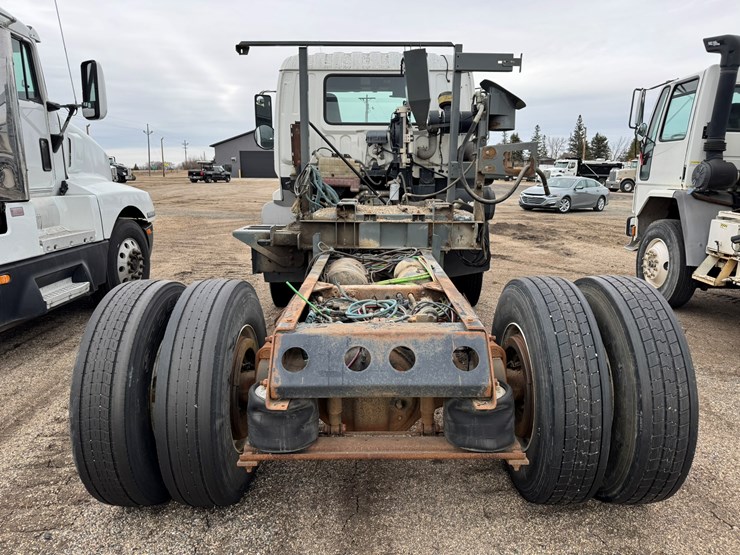 2005-gmc-t7500-image-3