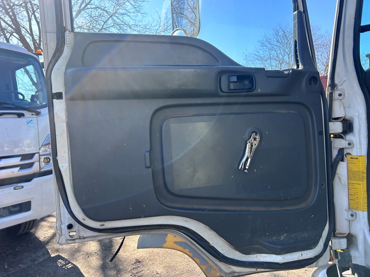 #1694-•-2004-isuzu-cab-and-chassis-image-32