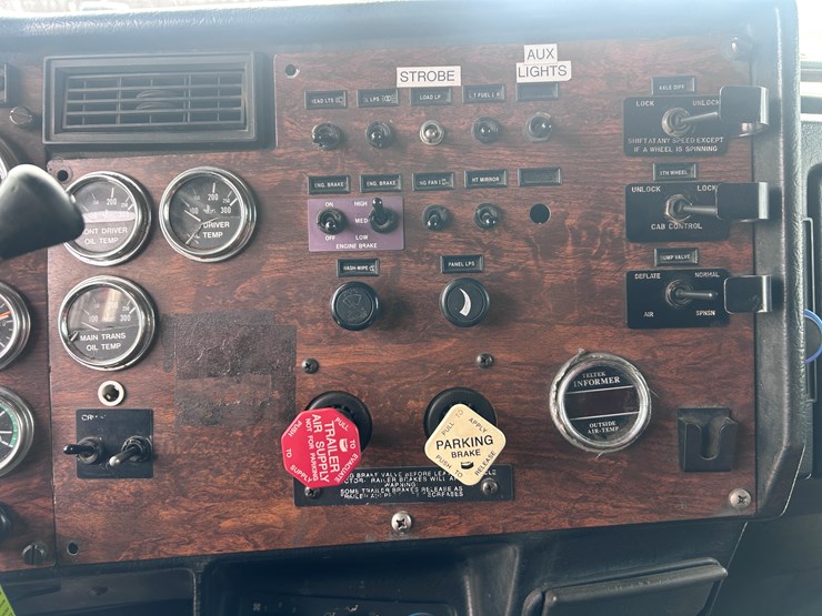 1998-peterbilt-379-image-54