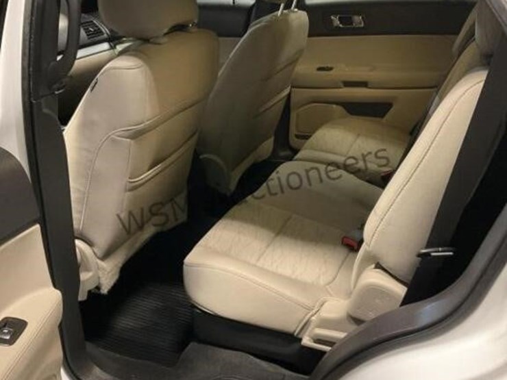 2015-ford-explorer-image-25