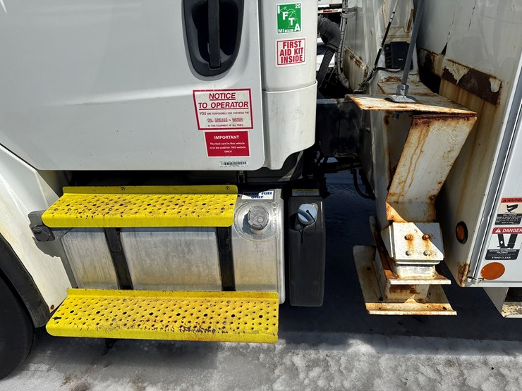 #1070-•-2012-freightliner-boom/crane-truck-image-23