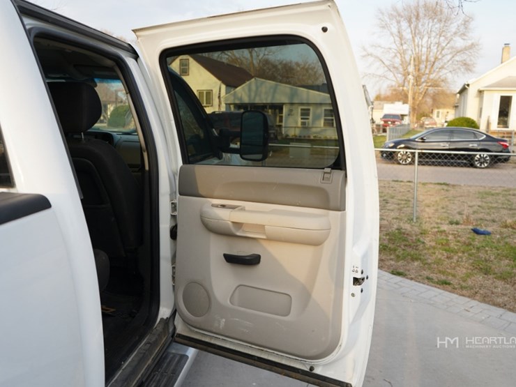 2011-chevrolet-3500hd-image-33