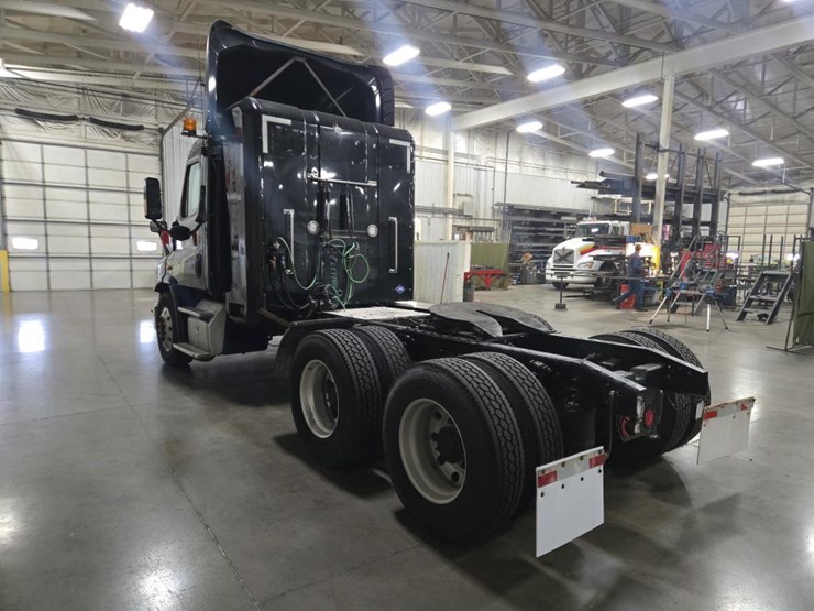 #2295-•-2016-freightliner-cascadia-day-cab-truck-tractor-image-2