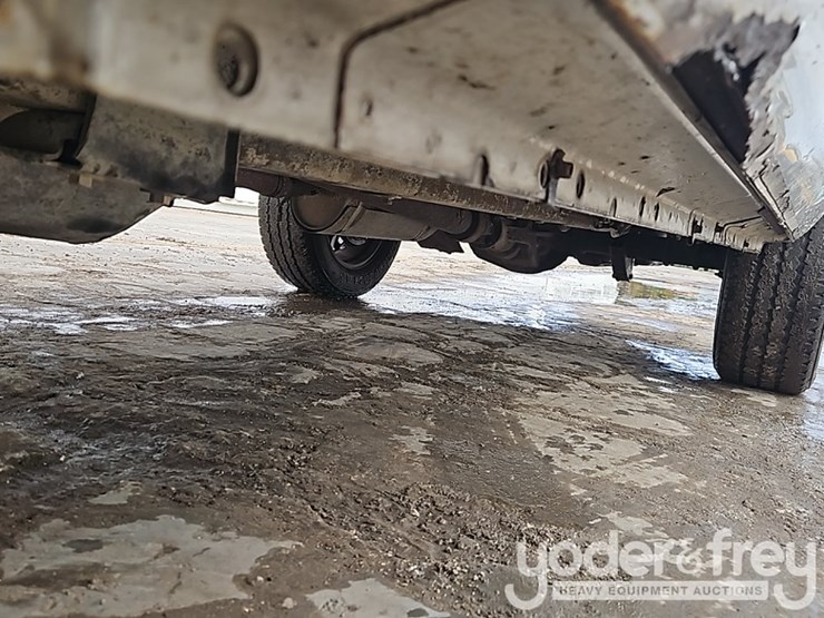 2004-ford-excursion-image-12