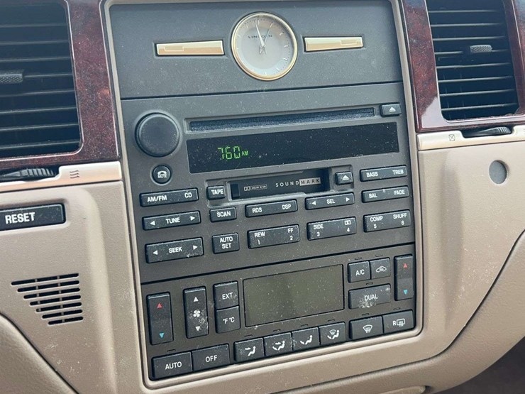 2005-lincoln-town-car-image-57