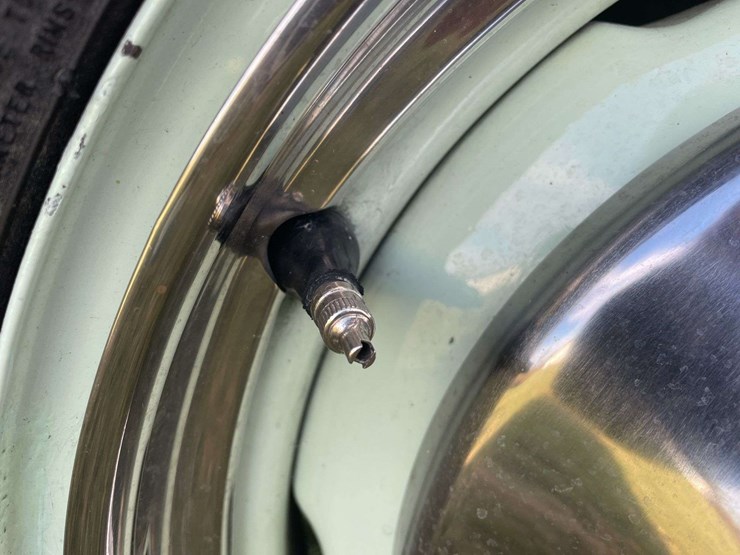 1953-ford-customline-sedan-image-14