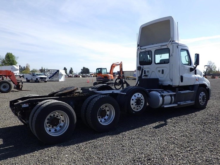 2018-freightliner-cascadia-125-image-5