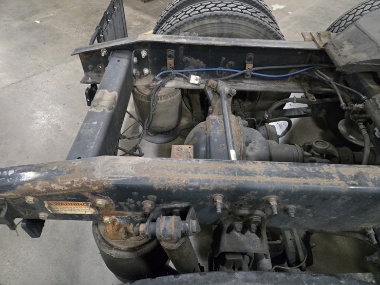 #2298-•-2015-freightliner-cascadia-day-cab-truck-tractor-image-32