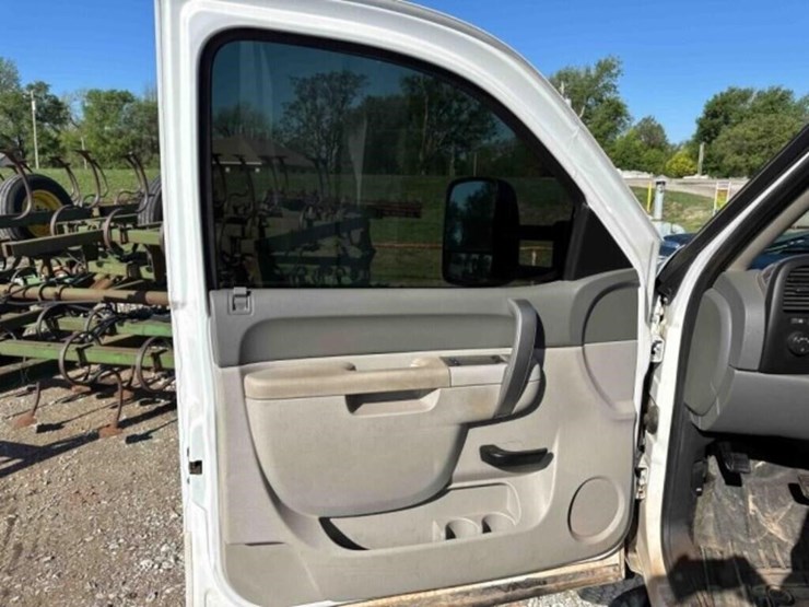 2011-chevrolet-2500-image-26