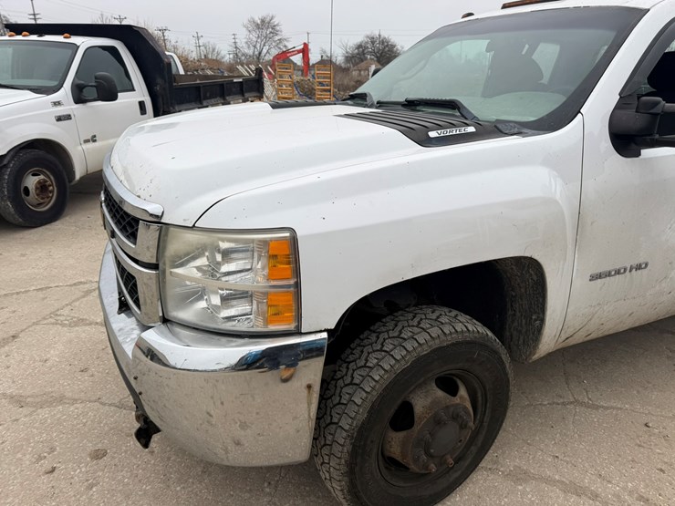2012-chevrolet-3500-image-13