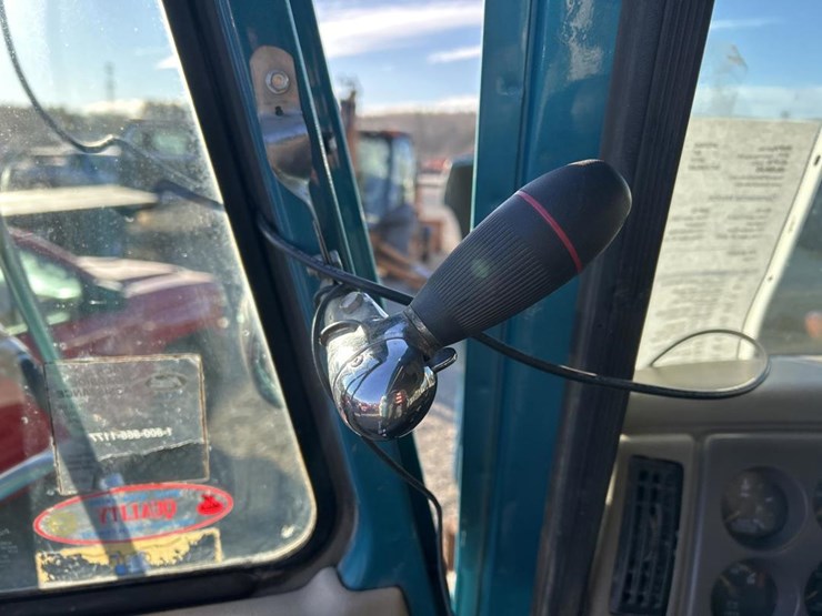 2001-mack-ch613-image-91