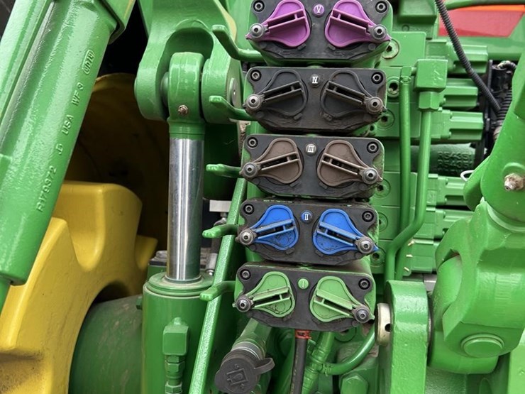 2014-john-deere-8320r-image-38