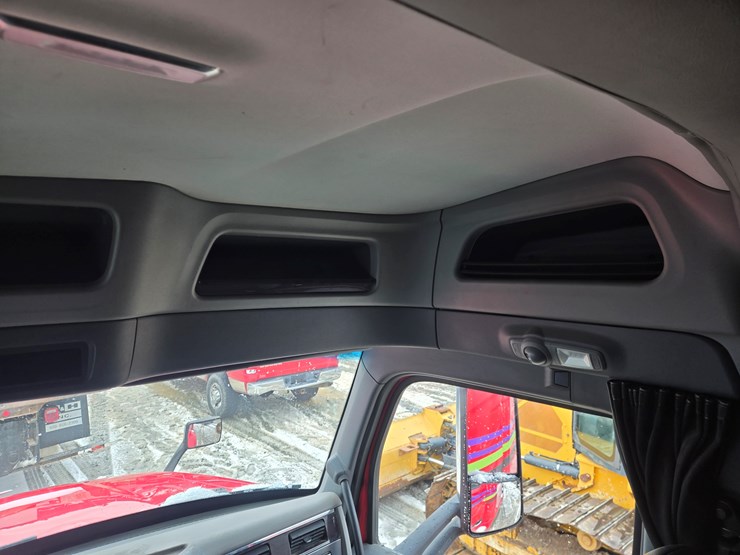 peterbilt-579-image-83