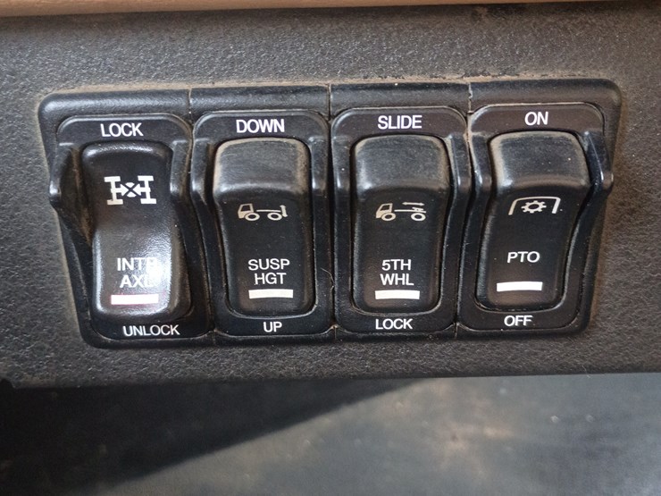 2012-massey-ferguson-8-image-54