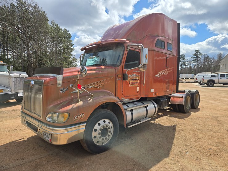 #1515-•-2005-international-9400i6x4-sleeper-cab-truck-tractor-image-1