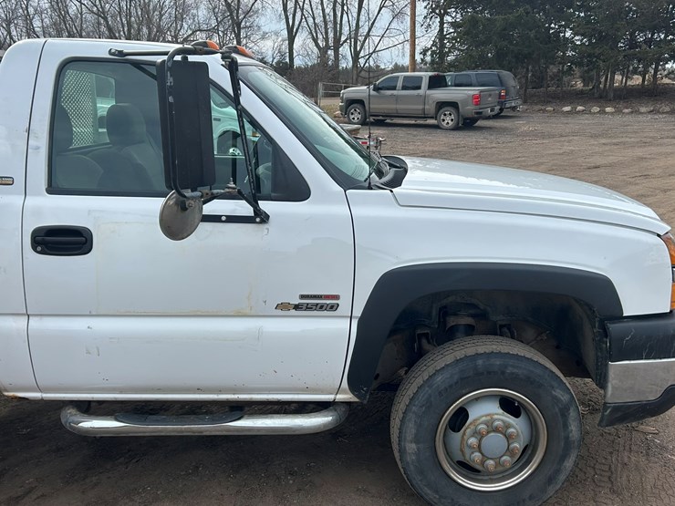 2004-chevrolet-3500-image-16
