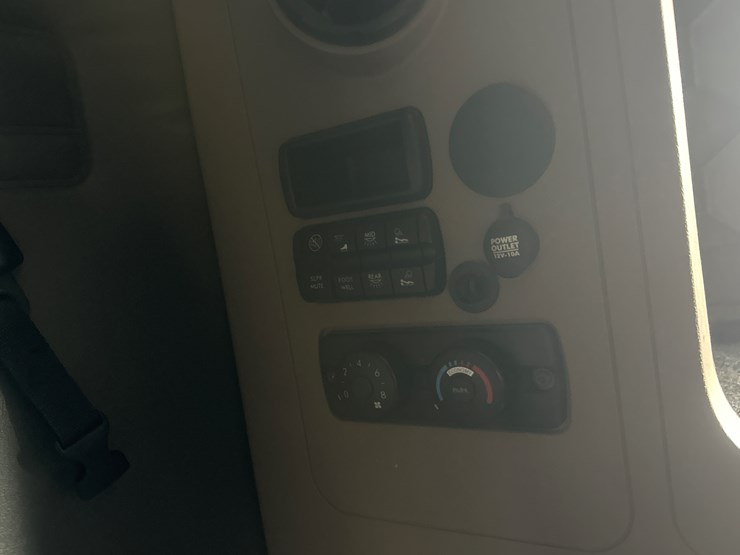 2017-massey-ferguson-8-image-55