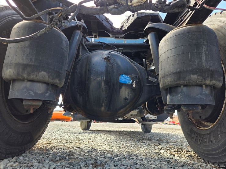 2013-peterbilt-337-image-28