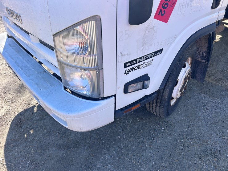 2012-isuzu-npr-image-9