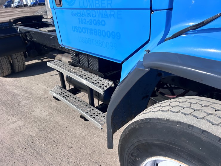 #1680-•-2003-freightliner-day-cab-truck-tractor-image-18