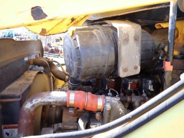 2012-new-holland-b95b-image-60