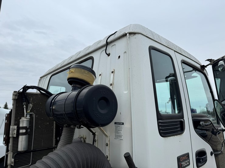 2005-gmc-t7500-image-17