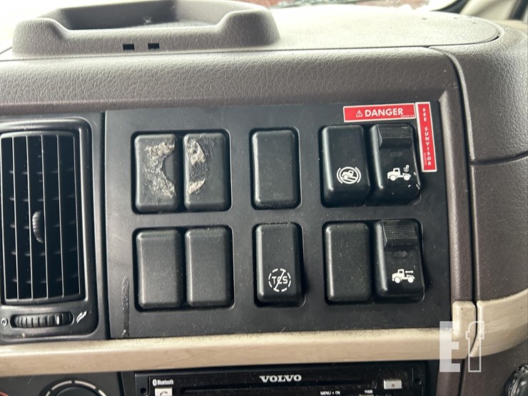 2015-volvo-vnl62t630-image-36