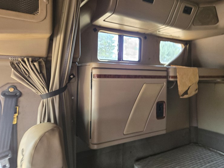 #1515-•-2005-international-9400i6x4-sleeper-cab-truck-tractor-image-43