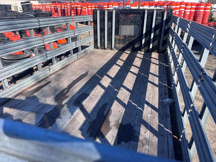 2013-isuzu-npr-image-27