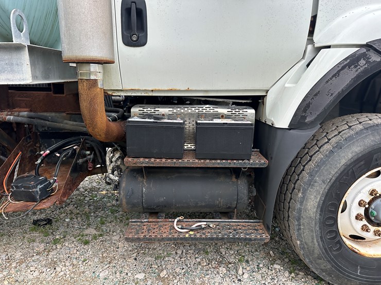 2007-international-7600-image-18