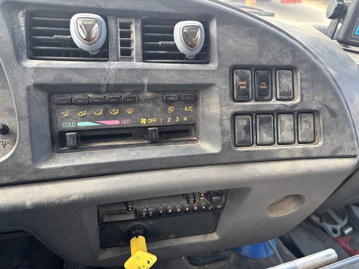 2005-gmc-t7500-image-19