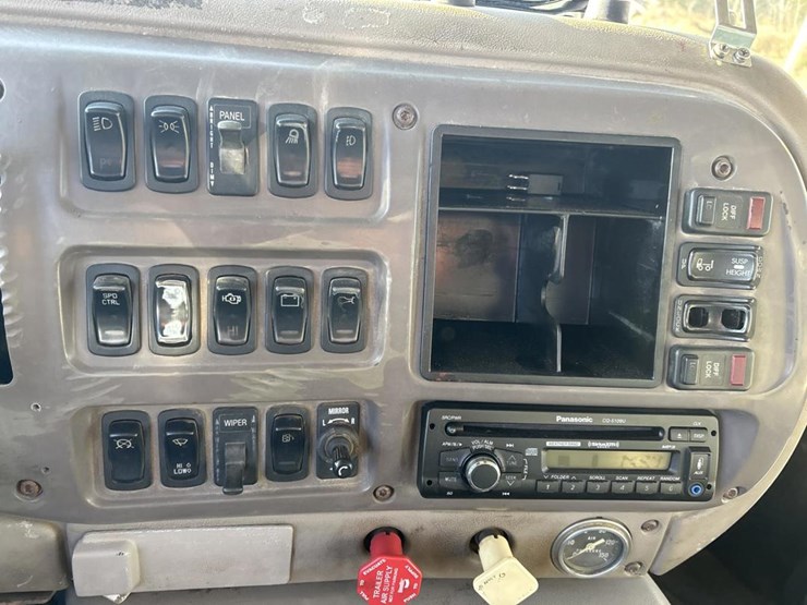 2001-mack-ch613-image-86