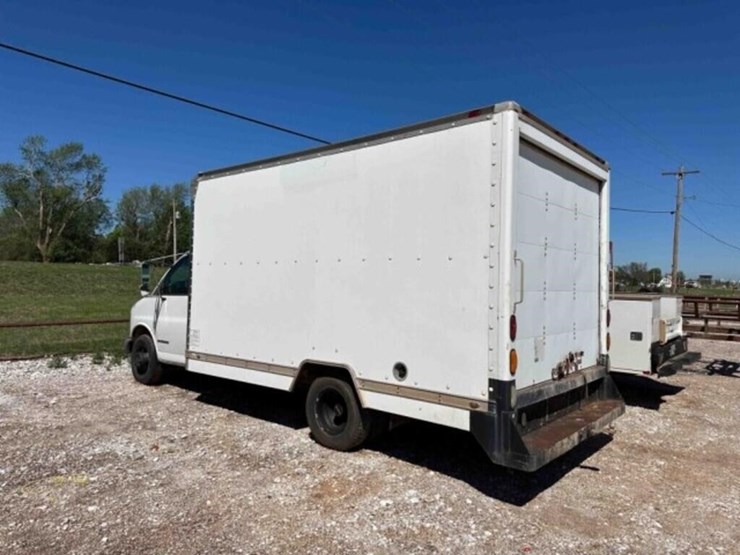 2001-gmc-3500-image-2