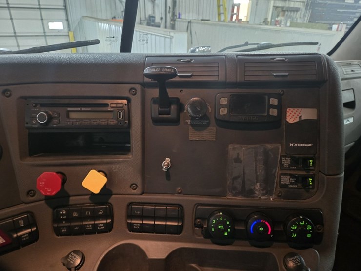 #2295-•-2016-freightliner-cascadia-day-cab-truck-tractor-image-60