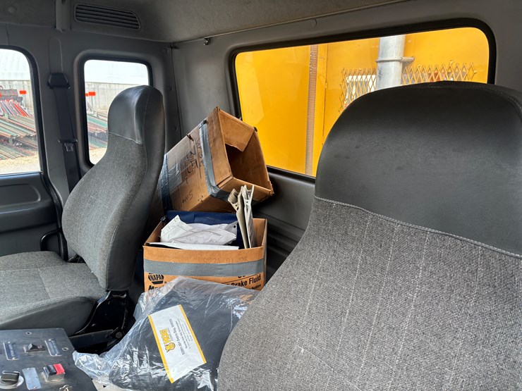 2005-gmc-t7500-image-29