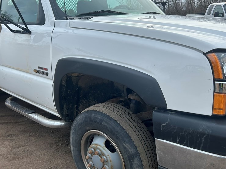 2004-chevrolet-3500-image-13