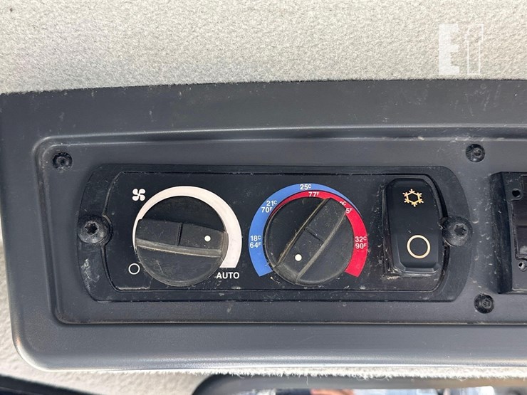 2019-caterpillar-d6-xe-lgp-image-28