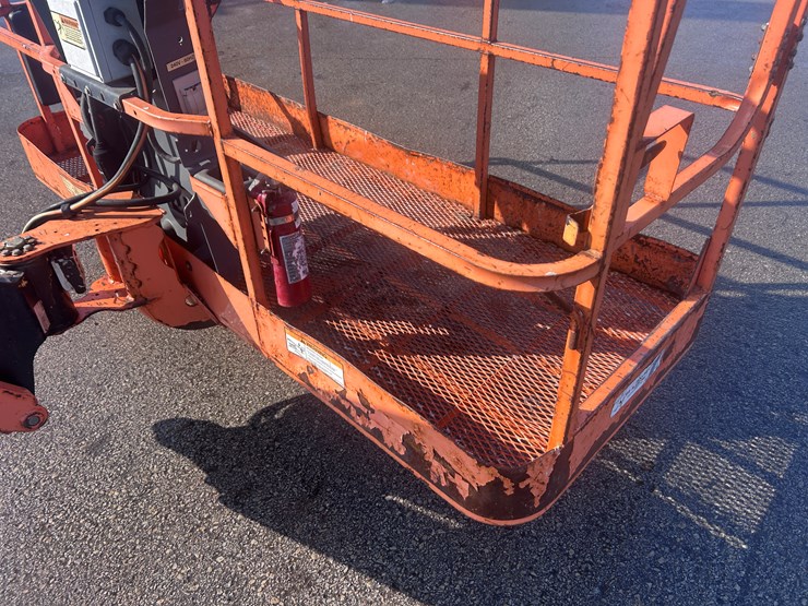 2011-jlg-660sj-image-30