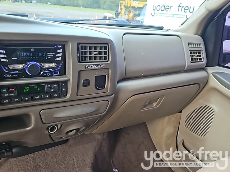 2004-ford-excursion-image-24