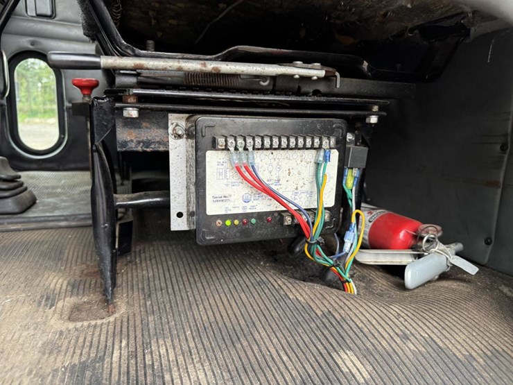 2003-peterbilt-330-image-62