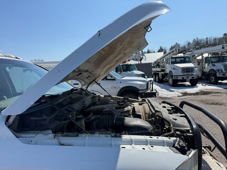 #1062-•-2015-ram-5500-heavy-duty-service-truck-image-17