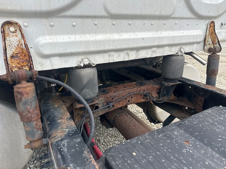 2017-massey-ferguson-8-image-28