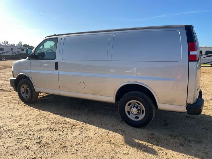 2024-chevrolet-express-2500-image-2
