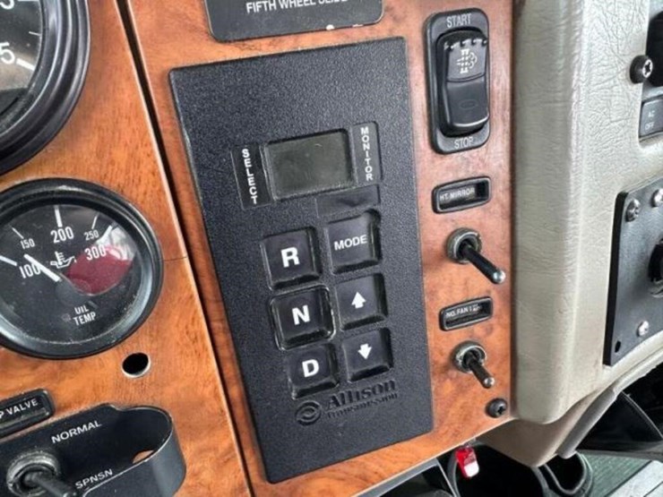 2008-peterbilt-335-image-27