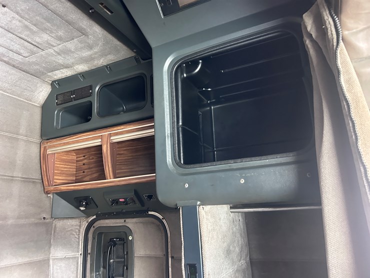 2000-peterbilt-379-image-61