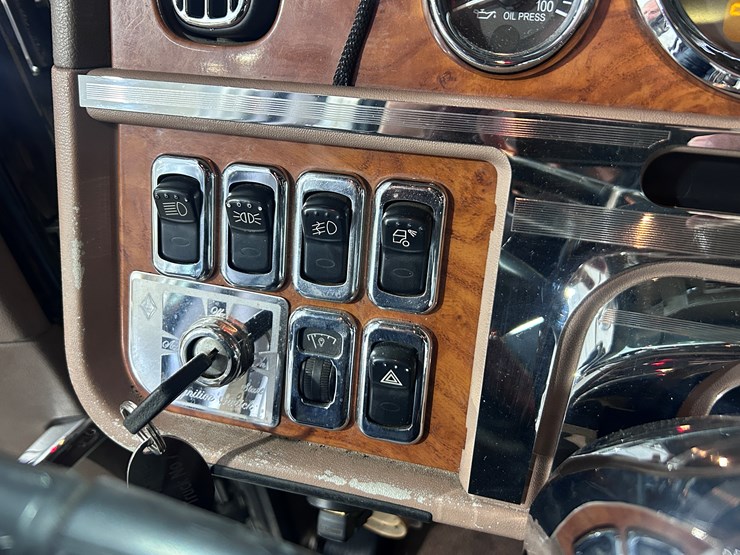 2007-peterbilt-379-image-70