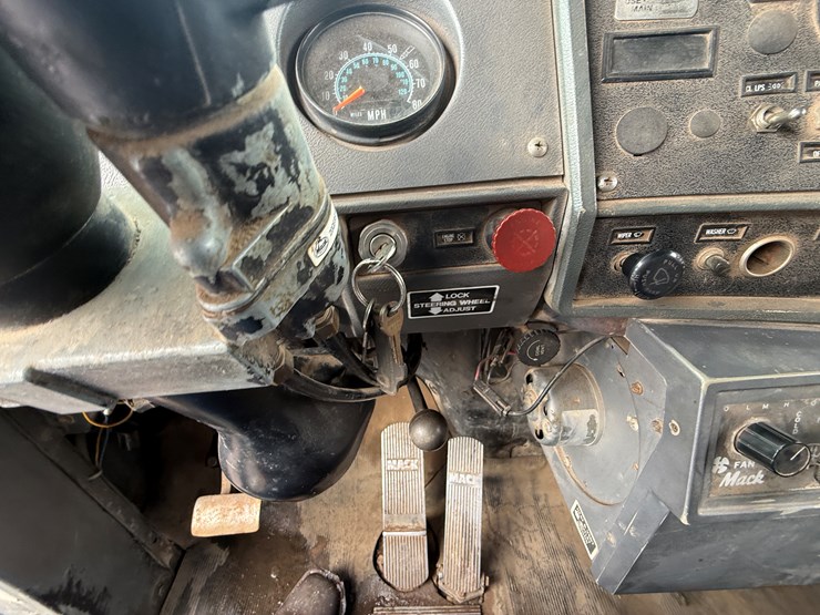 #1056-•-1989-mack-quad-axle-dump-truck-image-51