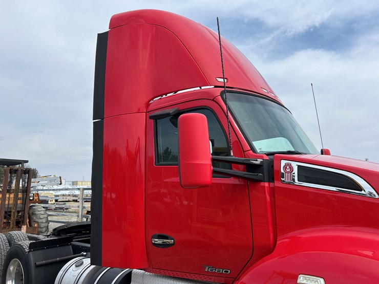 2015-kenworth-t680-image-14