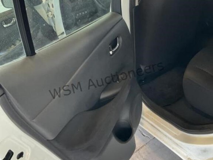 2015-nissan-leaf-s-hatchback-image-26